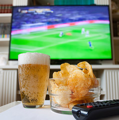 APERITIVO DE PATATAS Y CERVEZA VIENDO PARTIDO DE FÚTBOL