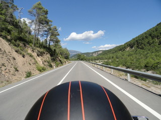 Moto en carretera, casco, motorbike helmet on the road
