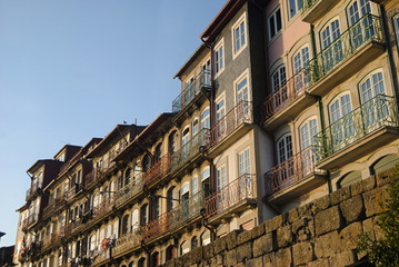 Prédios antigos - vista de edifícios antigos em zona antiga da cidade do Porto