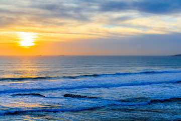 Obraz premium Vista do por do sol na Praia de São Pedro do Estoril em Cascais Portugal