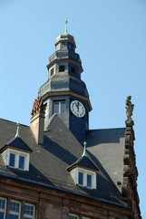 Fototapeta na wymiar Ville de Metz, toit et horloge d'un immeuble du centre ville, département de la Moselle, France