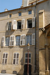 Fototapeta na wymiar Ville de Metz, jolie façade ensoleillée du centre ville, réverbère au pied de l'immeuble, Moselle, france