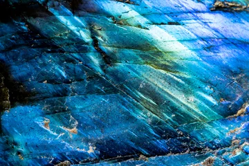 Fotobehang Dit is een macrofoto van een blauwe kristalmaansteen. Ik gebruikte speciale verlichting om de minerale texturen naar voren te brengen. en verzadigde kleuren. © Tammy J Kelly