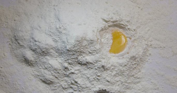 Eier fliegen in Mehl Slowmotion