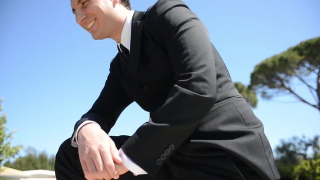 giovane modello vestito in abito elegante scuro