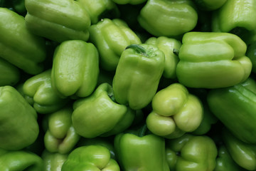 Obraz na płótnie Canvas many green peppers on the market