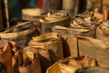 Hay muchos rollos de papel marrones.
