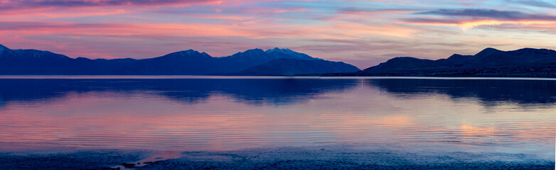 Fototapeta na wymiar Stunning panorama of mountains reflecting off a lake