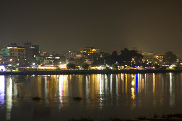Obraz premium colorful reflection in the lake of night city lights