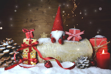 Weihnachtsgeschenke mit Wichtel und Textfreiraum - Weihnachten Geschenk Päckchen rot
