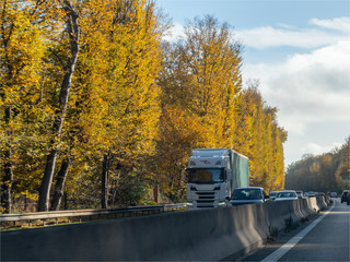 arbres d'automne sur l'autoroute A13 à la sortie de Paris