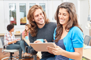 Junger Entrepreneur und Kollegin mit Tablet PC