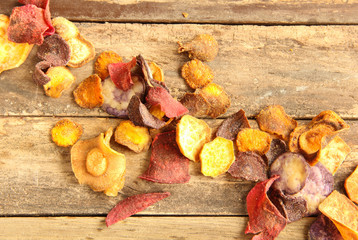Gemüsechips Chips rustikaler Hintergrund Kartoffelchips Kartoffel Beete Möhre Pastinake Karotte