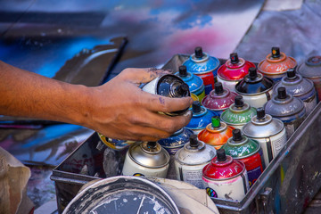 Bombolette spray colorate per dipingere