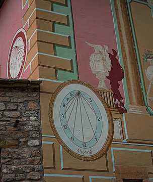 Detalle de las paredes de un edificio con dos relojes de sol