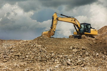Excavator in a quarry extracting stone for later transformation into gravel