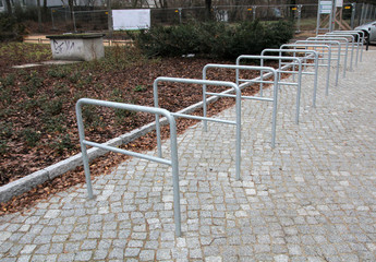 leerer Fahrradständer in Berlin