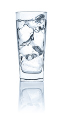 Wasserglas mit Eis vor weißem Hintergrund