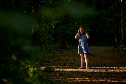 Portr&auml;t von M&auml;dchen im Wald, Sonnenlicht, Pubert&auml;t	
