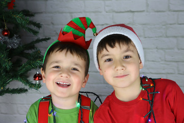 niños felices en navidad disfrazados de duende y Santa Claus 