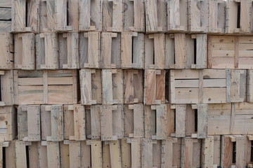 Cassette in legno sistemate a cubo, plateau