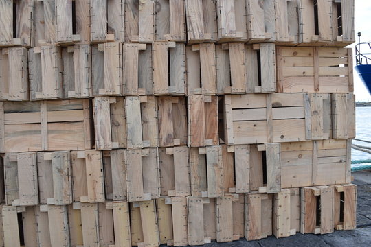 Cassette in legno sistemate pronte per essere caricate sul motopeschereccio, plateau