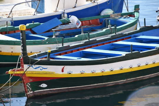 Gozzo in legno , antica barca tradizionale siciliana usata dai pescatori