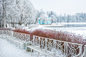 Скамейки и павильон Грот Snow-covered trees and Grotto pavilion