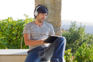 Obraz premium man working with tablet pc