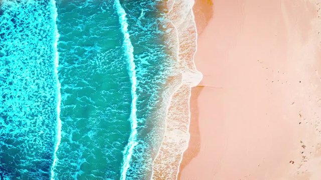 Veduta aerea di una spiaggia con conde al mare azzurro