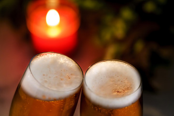 キャンドルライトの中のビール