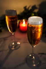 キャンドルライトの中のビール