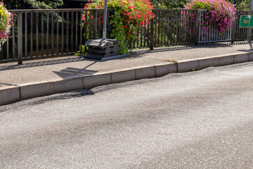 Stra&szlig;enschaden auf einer Br&uuml;cke