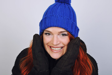 rotehaarige frau mit mütze im winter kalt skifahren spaziergang