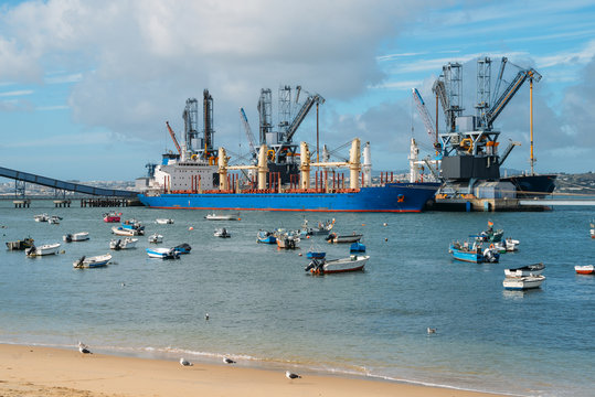 Deep water terminal and silo for grain, derived products and oleaginous products in Trafaria, Portugal