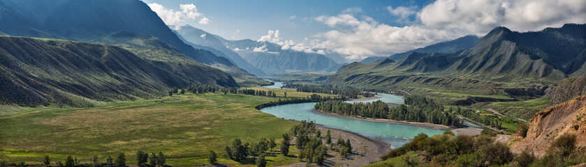 panorama van het zomerlandschap in de bergen. De vallei van de bergrivier Katun turkoois. de rivier stroomt tussen bergen en uitgestrekte velden. blauwe lucht en wolken uitzicht vanaf hoog punt
