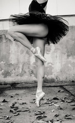 Portret pięknej młodej baletnicy w jej studio