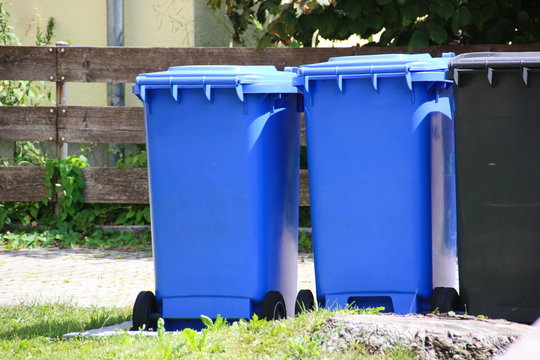 M&uuml;lltonnen in Reih und Glied (Altpapier, Recycling)