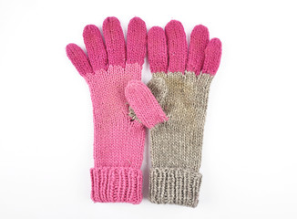 Alte gestrickte Handschuhe weißem Hintergrund