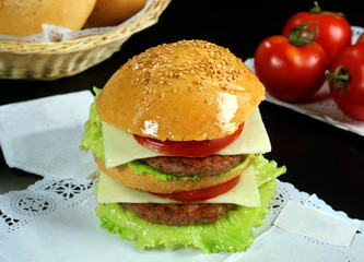 Doble Hamburguesa con queso en un pan de semillas.