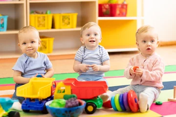 Foto op Plexiglas Kinderopvang Baby& 39 s die samen spelen in de kleuterschool.