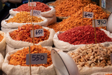 Sacos de camarones secos en el mercado