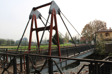 Ponte pedonale in metallo sul canale