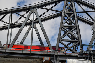 Fototapeta premium Eisenbahnbrücke und Schwebefähre über den Nord-Ostsee-Kanal bei Rendsburg