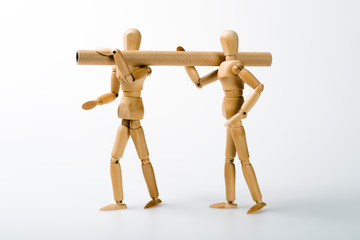 Gliederfiguren tragen Röhre