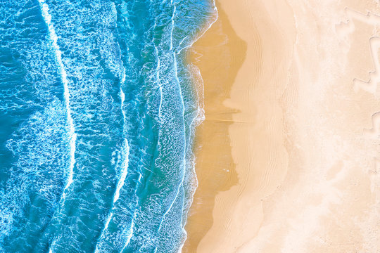 Vista aerea di una spiaggia con mare azzurro e onde