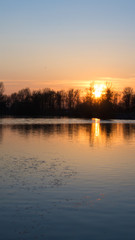 Obraz premium Smartphone HD Wallpaper of beautiful sunset with reflections near Plattling - Isar - Bavaria - Germany