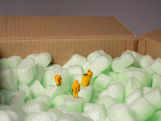 Miniaturforscher untersuchen Verpackungsmaterial  aus Styropor