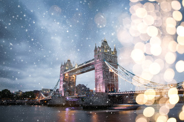 Fototapeta na wymiar snowing in London, UK - winterholidays in the city