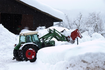 Traktor mit Frontlader bei der Schneeräumung © Eberhard Spaeth